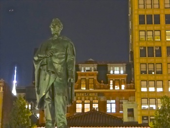barnes & noble union square photo lincoln statue